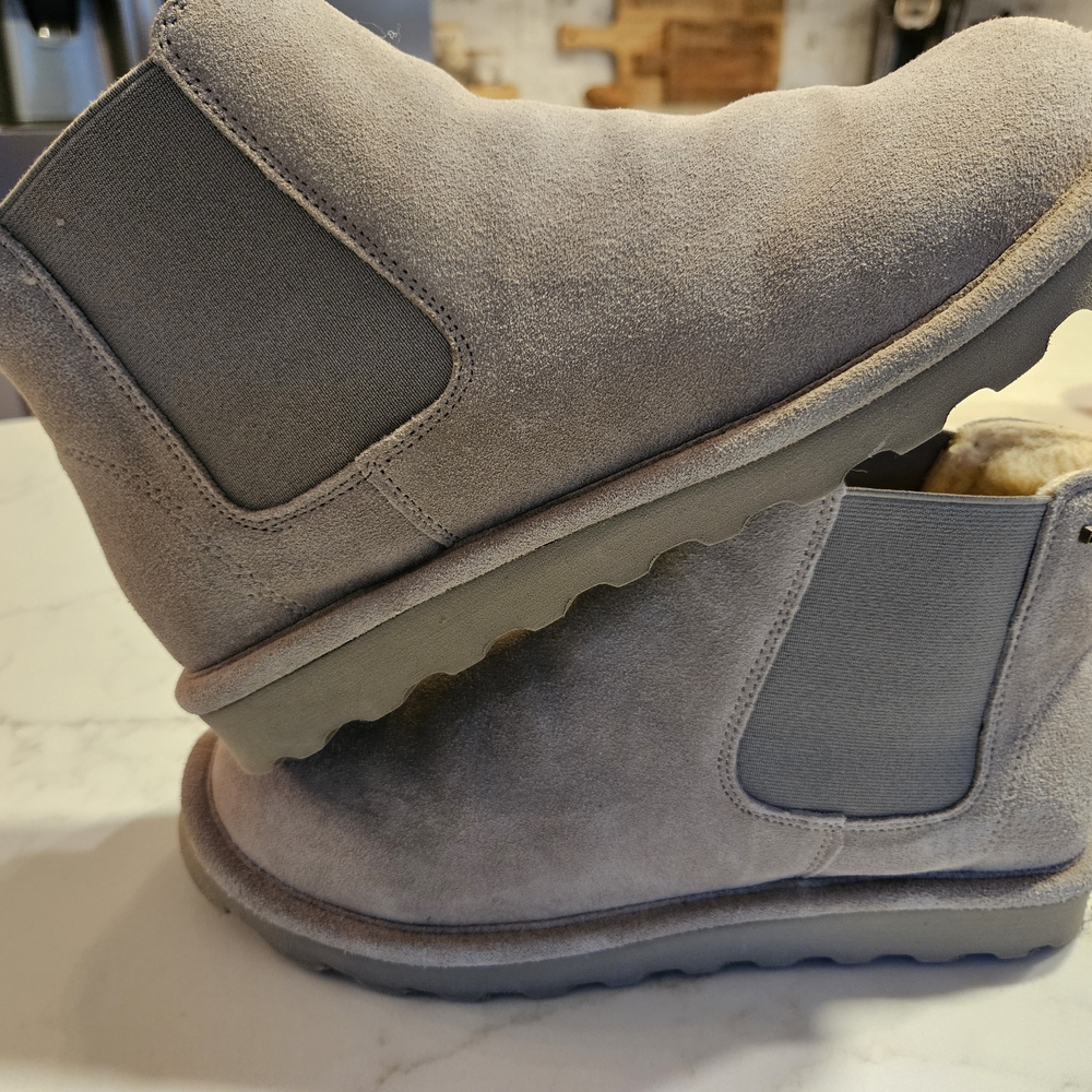 Women's Suede Chelsea Boots in Taupe